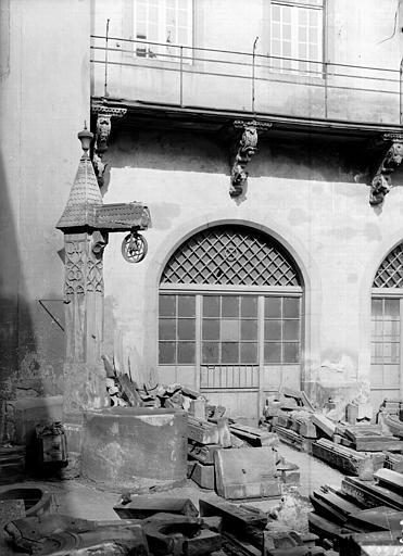 Vue d'une porte-fenêtre de la cour intérieure