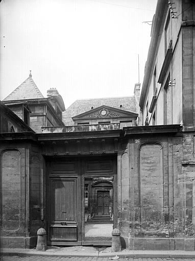 Vue du porche d'entrée et de la cour intérieure