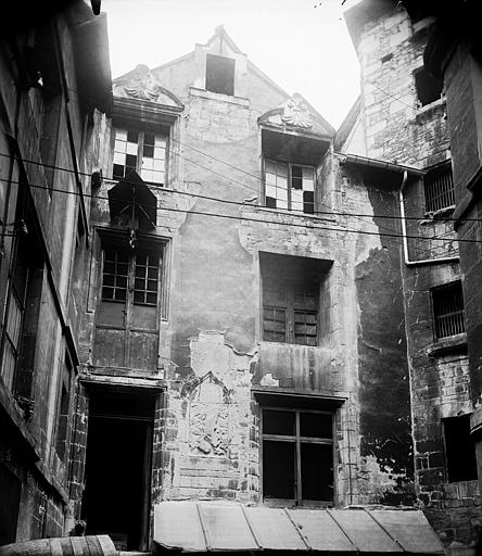 Façade de maison : bas-relief