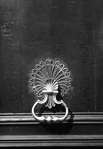 Marteau 'Oblate', détail d'une porte d'entrée
