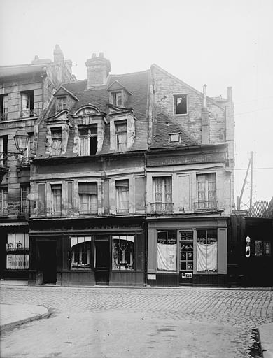 Façade des maisons et magasins : épicerie, café