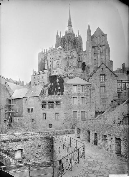 Vue d'ensemble est pignon de la Merveille et chevet