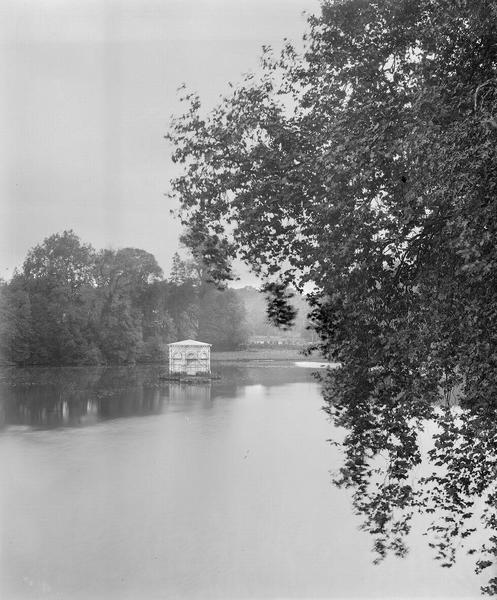 Etang des Carpes, pavillon