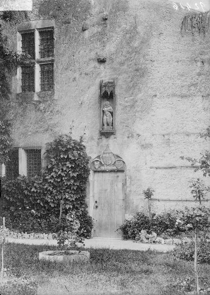 Façade : statue de Jeanne dans la niche surplombant la porte