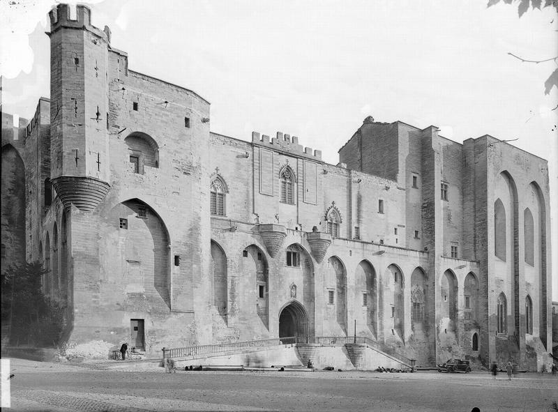 Façade sur la place