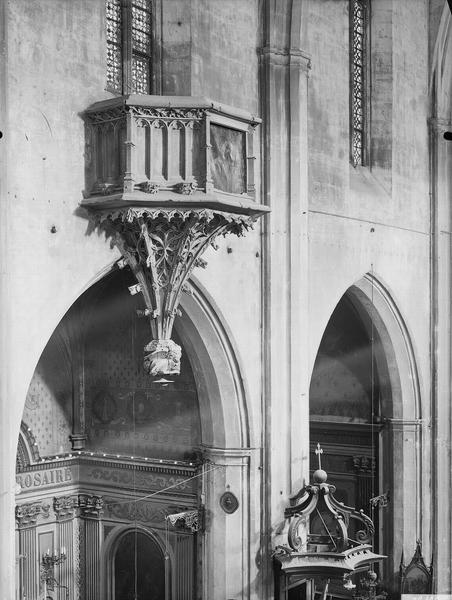 Balcon en pierre sculpté saillant sur la partie nord de la nef, intérieur