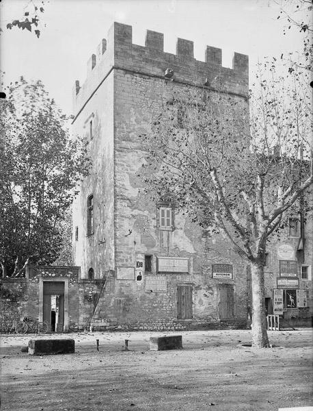 Façade sur la place