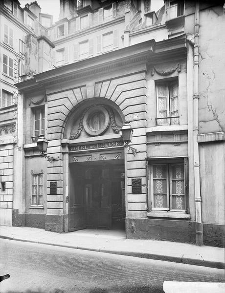 Façade sur la rue ; enseigne Hôtel de l'Elysée