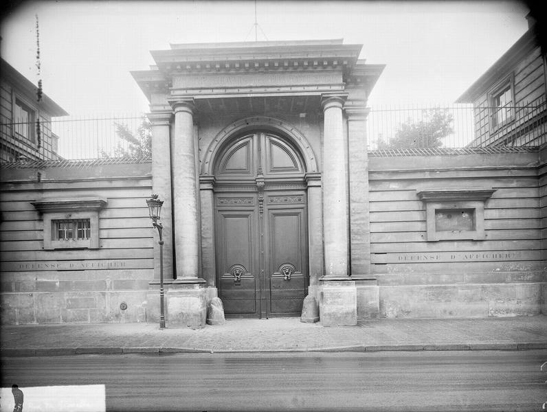 Façade sur la rue : porte cochère