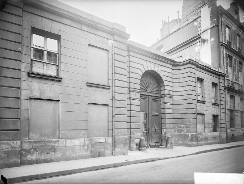 Façade sur la rue : porte cochère