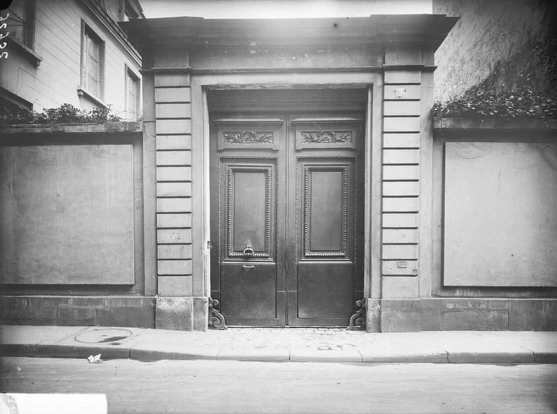 Façade sur la rue : la porte cochère