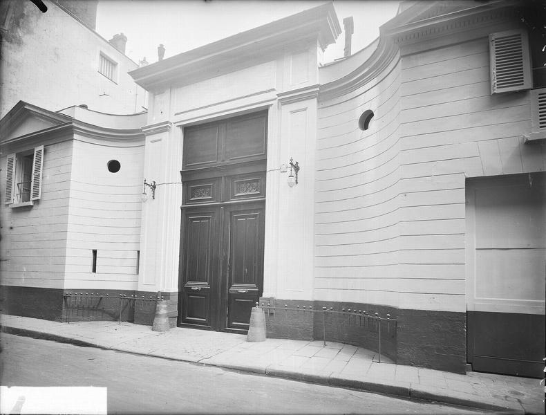 Façade sur la rue : la porte cochère