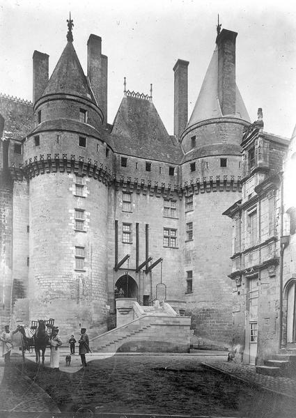 Façade d'entrée, côté de la ville