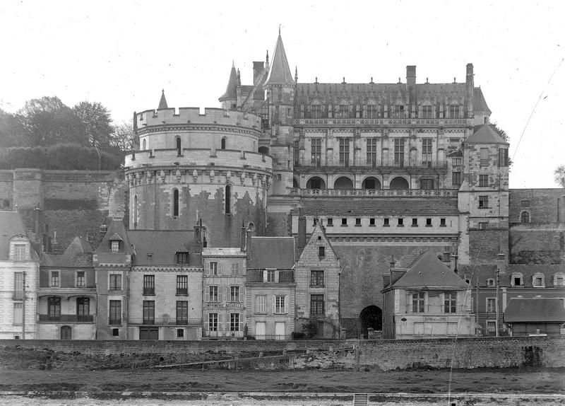 Vue d'ensemble du château et des maisons en contrebas