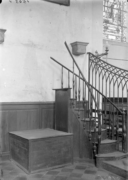 Socle et escalier de la chaire à prêcher après la dépose - © Ministère de la Culture (France), Médiathèque du patrimoine et de la photographie, diffusion RMN-GP