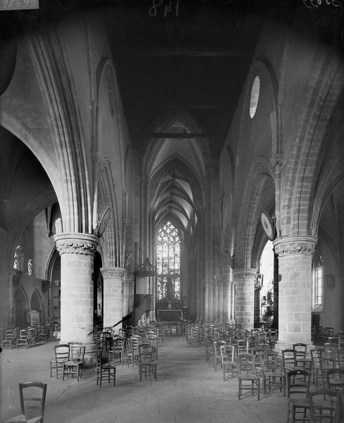 Intérieur de la nef vue de l'entrée