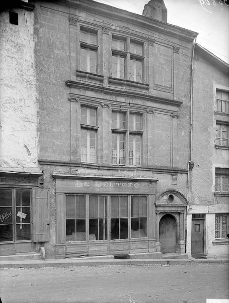 Façade sur la rue ; enseigne en rez-de-chaussée : Le Peutrec, sculpteur