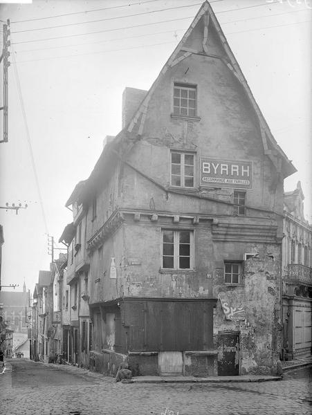 Angle des façades sur la place