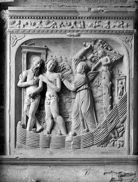 Expulsion d'Adam et d'Eve, bas-relief intérieur an albâtre