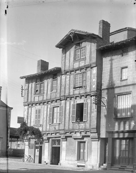 Façade sur la rue ; enseigne d'hôtel