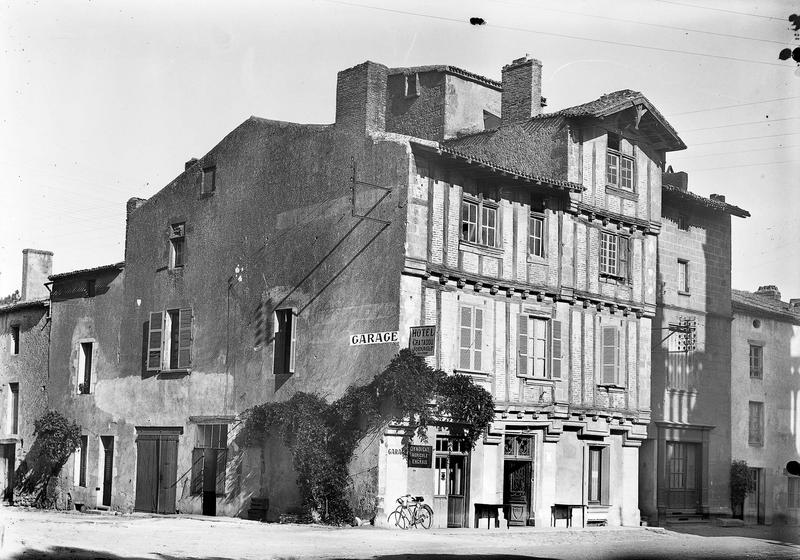 Angle des façades ; enseignes de garage et d'hôtel