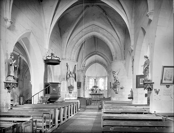 Vue intérieure de la nef vers le choeur