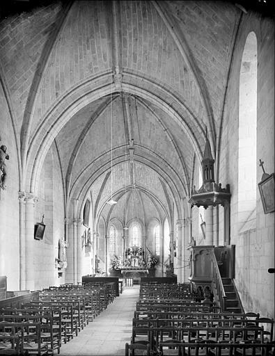 Vue intérieure de la nef vers le choeur