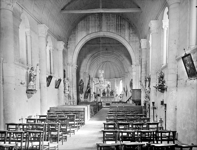 Vue intérieure de la nef vers le choeur