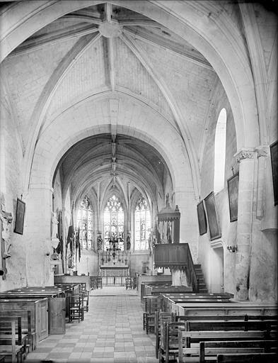 Vue intérieure de la nef vers le choeur