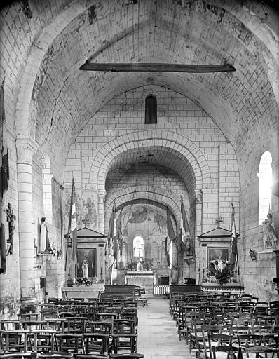 Vue intérieure de la nef vers le choeur