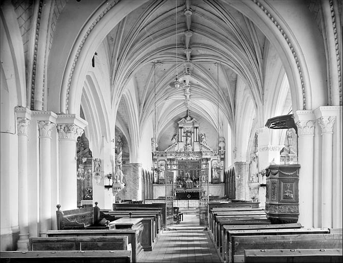 Vue intérieure de la nef vers le choeur