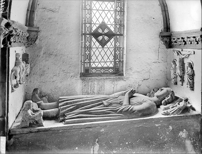 Tombeau avec statue de gisant en pierre peinte polychrome : chevalier