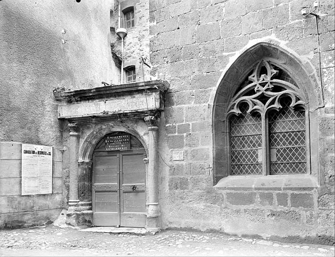 Façade sur rue : porte et fenêtre