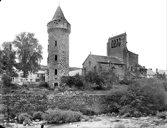 Vue générale prise du sud-ouest : l'église et la tour du château