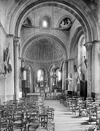 Vue intérieure de la nef vers le choeur