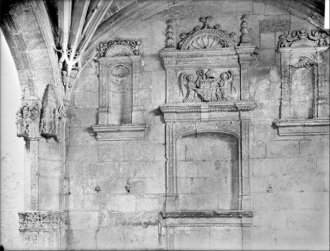 Vue intérieure de la chapelle : façade avec niches et bas-relief