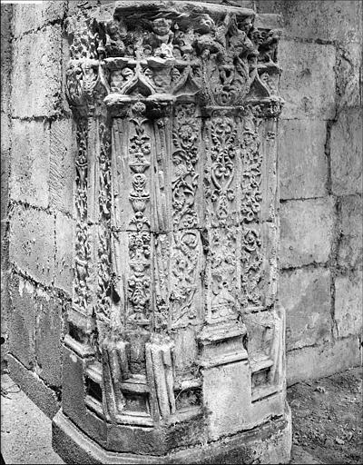 Vue intérieure de la chapelle : pilier d'angle sculpté