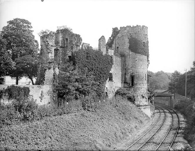 Façade extérieure, côté chemin de fer : corps de logis et tour sud