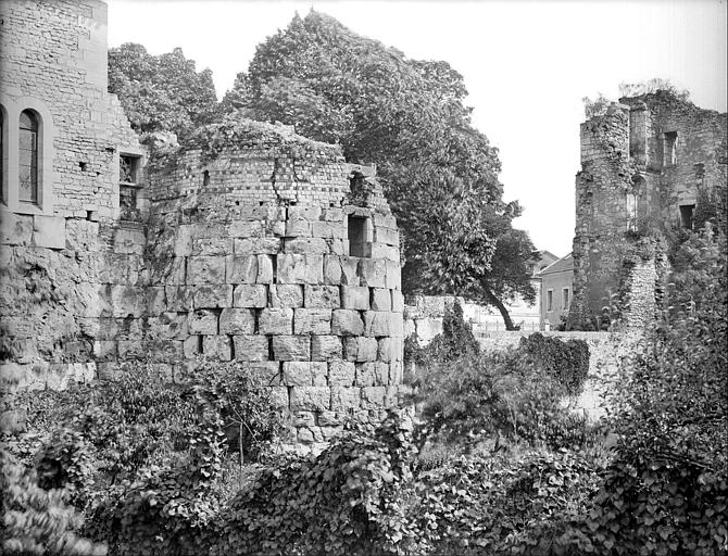 Façade extérieure, côté chemin de fer : soubassement d'une tour et vestiges romains