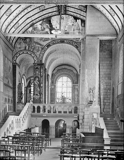 Vue intérieure de la nef vers le choeur