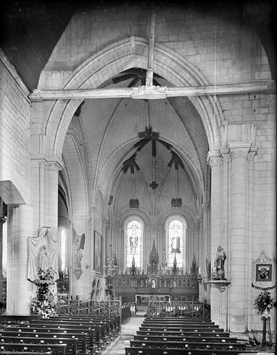 Vue intérieure de la nef vers le choeur