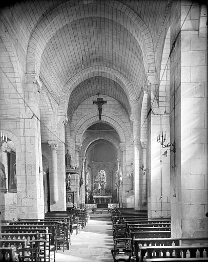 Vue intérieure de la nef vers le choeur