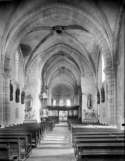 Vue intérieure de la nef vers le choeur