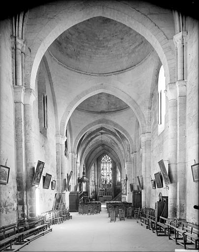 Vue intérieure de la nef vers le choeur