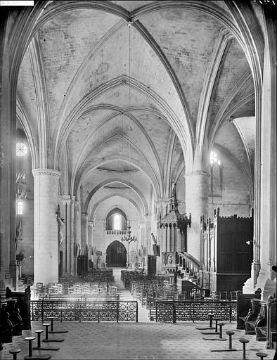 Vue intérieure de la nef vers l'entrée