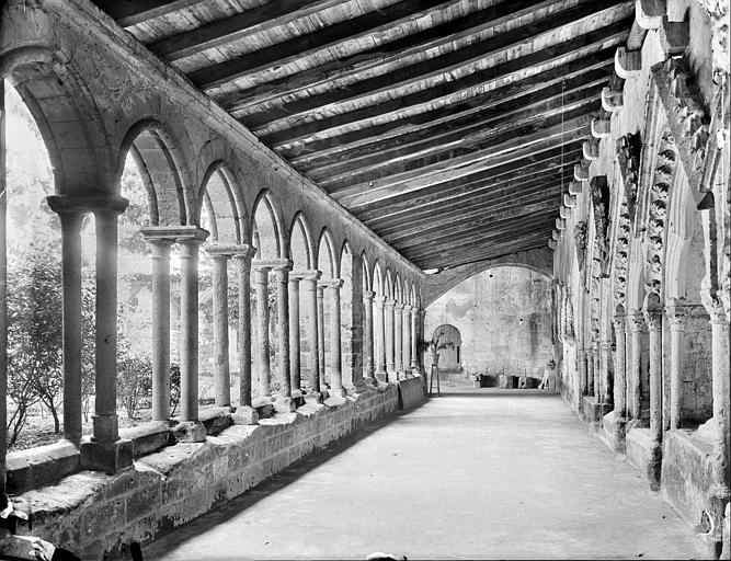 Cloître : vue intérieure de la galerie nord