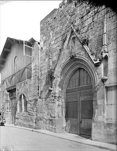 Restes de la deuxième église transformée en entrepôt : façade ouest à double pignon avec portail de la nef sud