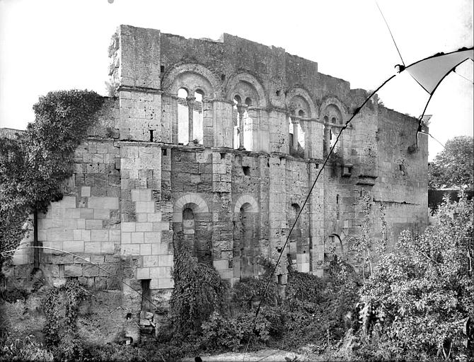 Façade à fenêtres romanes géminées