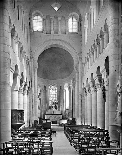 Vue intérieure de la nef vers le choeur