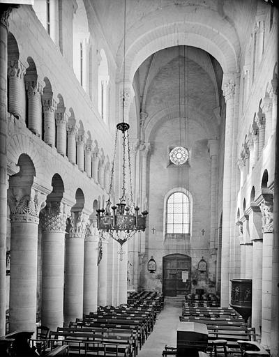 Vue intérieure de la nef vers l'entrée